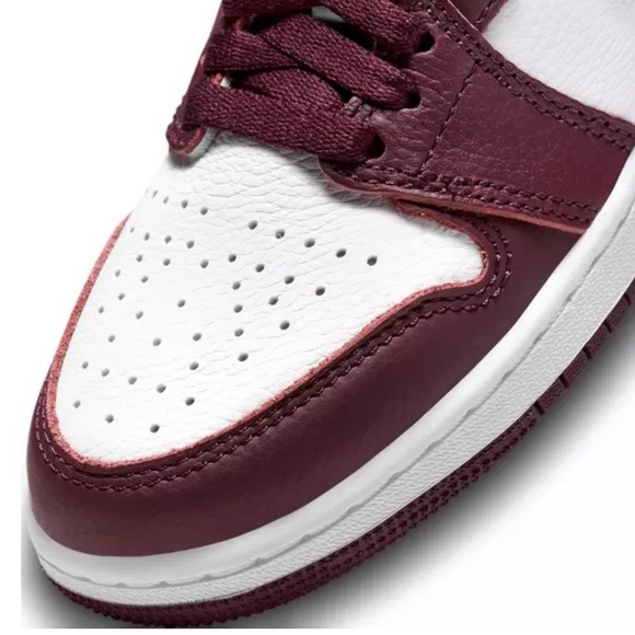 Jordan 1 Retro High OG "Bordeaux/Metallic Silver/White" - Picture 4 of 10